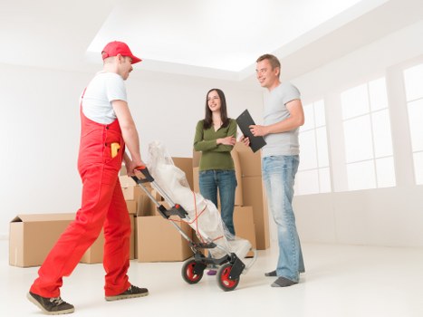 Local movers helping with packing and unpacking in Shooters Hill